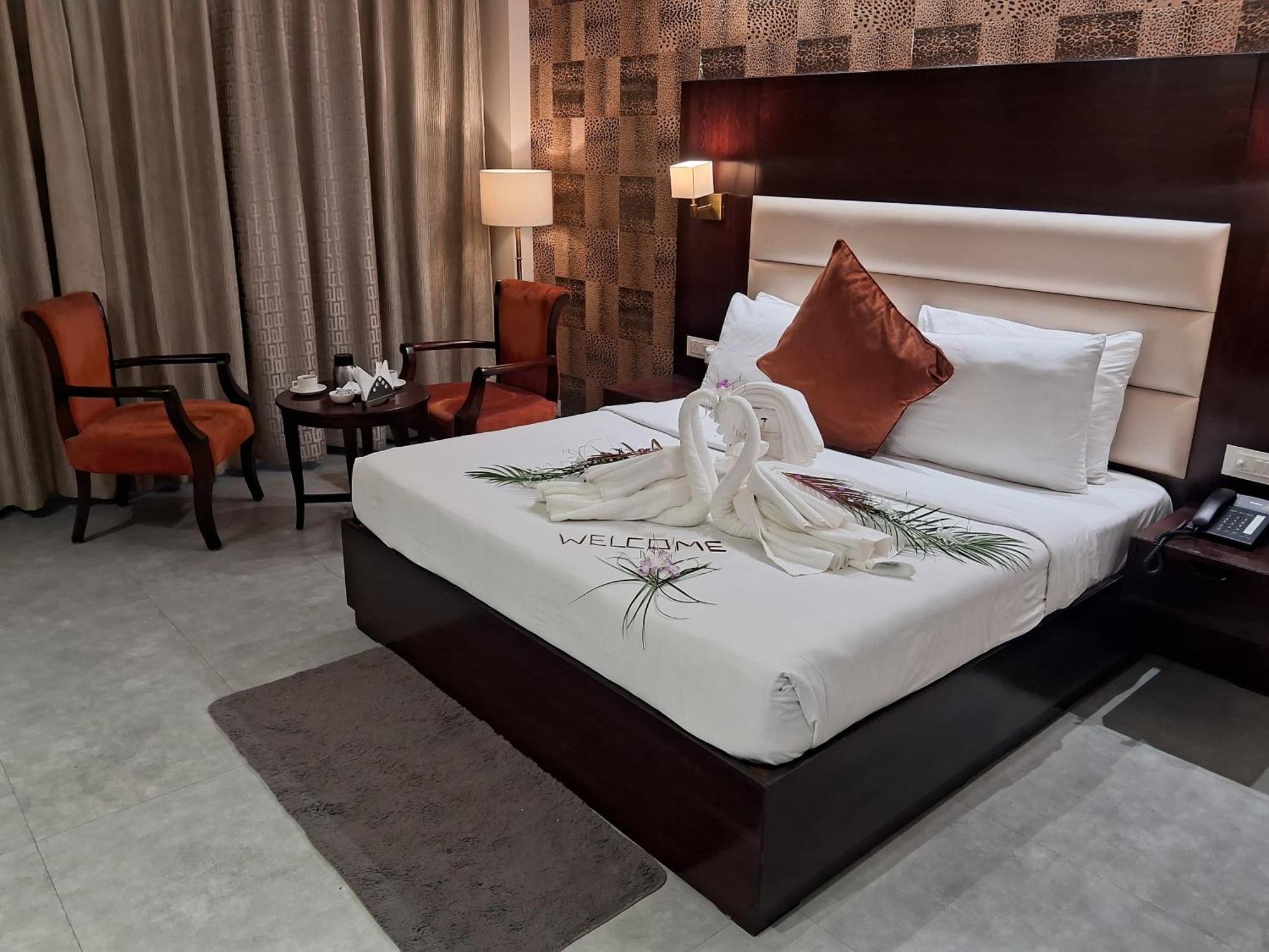 J P Hotel And Wedding Square Pilibhit Exterior photo